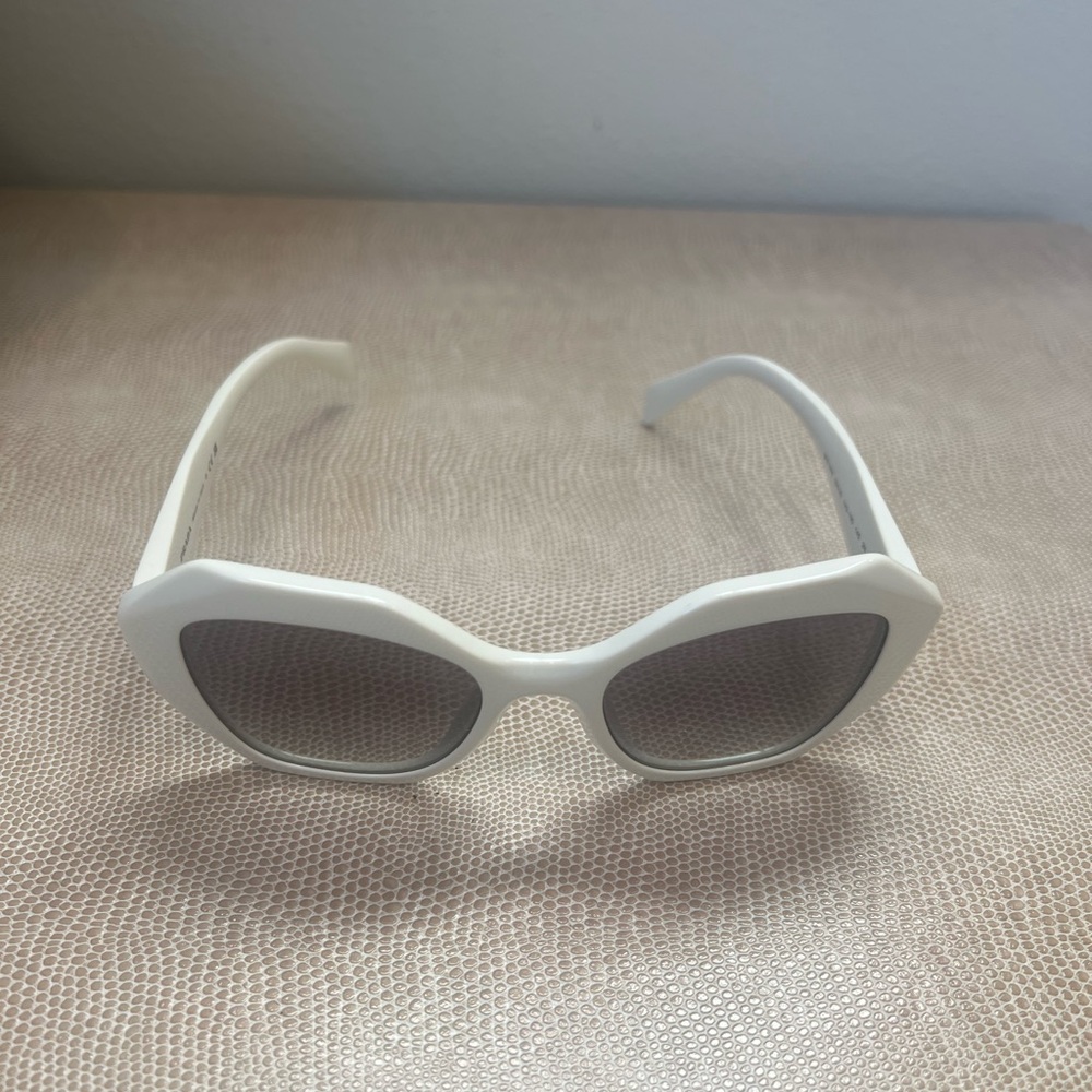 PRADA SPR 16W WHITE CAT EYE SUNGLASSES 100% AUTHENTIC LIKE NEW - Picture 3 of 12